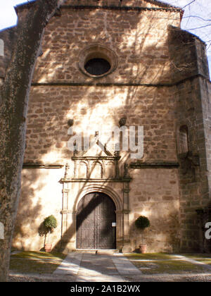 Fassade und Haupteingang des Gebäudes des Kloster San Jerónimo de Yuste In Yuste. 26. Februar 2011. Jarandilla de la Vera, Caceres, Extremadur Stockfoto