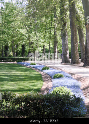 Bunte Gärten von Aranjuez Palace. April 25, 2010. Madrid, Spanien, Europa. Reisen Tourismus Street Fotografie Stockfoto