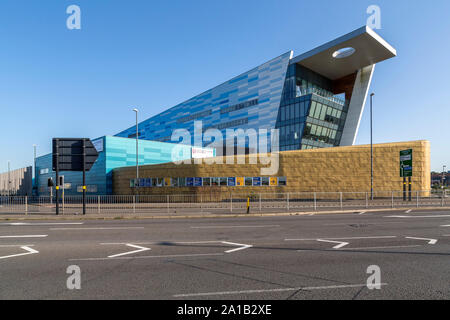 Der Flickenteppich der Farben und kantig-modernen Design von Bournville Hochschule - Süd- & City College in Longbridge, Birmingham. Stockfoto