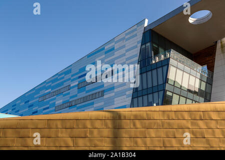 Ein Detail der Flickenteppich von Farben und kantig-modernen Design von Bournville Hochschule - Süd- & City College in Longbridge, Birmingham. Stockfoto