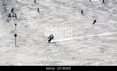 Stubaital, Österreich - 2 November 2011: Snowboarder und Skifahrer auf den Pisten der Stubaier Gletscher, Alpen, Skigebiet in Österreich. Stockfoto