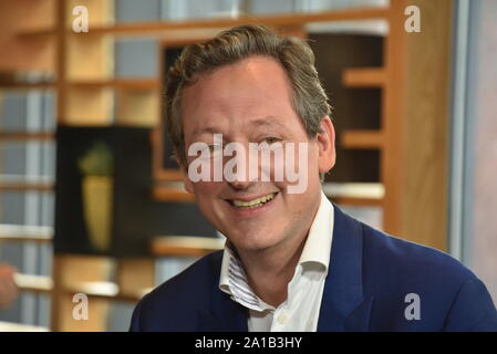 Köln, Deutschland. 25 Sep, 2019. Eckart von Hirschhausen stellt auf der Pressekonferenz für die ARD-Themenwoche 2019, der sich mit der "Zukunft der Bildung" vom 9. bis 16. November. Credit: Horst Galuschka/dpa/Alamy leben Nachrichten Stockfoto