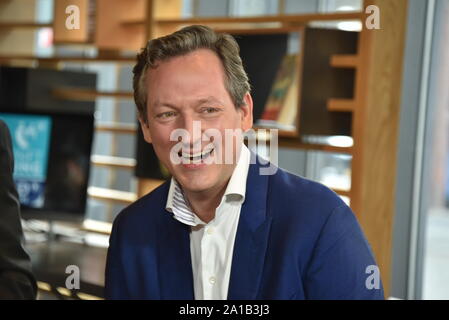 Köln, Deutschland. 25 Sep, 2019. Eckart von Hirschhausen stellt auf der Pressekonferenz für die ARD-Themenwoche 2019, der sich mit der "Zukunft der Bildung" vom 9. bis 16. November. Credit: Horst Galuschka/dpa/Alamy leben Nachrichten Stockfoto