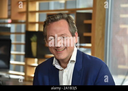 Köln, Deutschland. 25 Sep, 2019. Eckart von Hirschhausen stellt auf der Pressekonferenz für die ARD-Themenwoche 2019, der sich mit der "Zukunft der Bildung" vom 9. bis 16. November. Credit: Horst Galuschka/dpa/Alamy leben Nachrichten Stockfoto