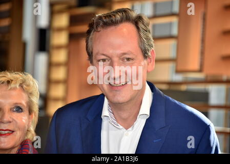 Köln, Deutschland. 25 Sep, 2019. Eckart von Hirschhausen stellt auf der Pressekonferenz für die ARD-Themenwoche 2019, der sich mit der "Zukunft der Bildung" vom 9. bis 16. November. Credit: Horst Galuschka/dpa/Alamy leben Nachrichten Stockfoto