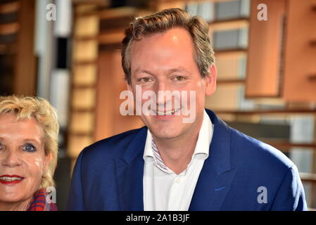 Köln, Deutschland. 25 Sep, 2019. Eckart von Hirschhausen stellt auf der Pressekonferenz für die ARD-Themenwoche 2019, der sich mit der "Zukunft der Bildung" vom 9. bis 16. November. Credit: Horst Galuschka/dpa/Alamy leben Nachrichten Stockfoto