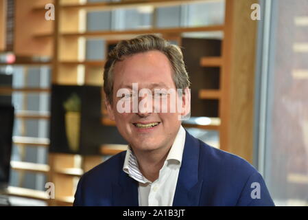 Köln, Deutschland. 25 Sep, 2019. Eckart von Hirschhausen stellt auf der Pressekonferenz für die ARD-Themenwoche 2019, der sich mit der "Zukunft der Bildung" vom 9. bis 16. November. Credit: Horst Galuschka/dpa/Alamy leben Nachrichten Stockfoto