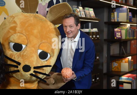 Köln, Deutschland. 25 Sep, 2019. Eckart von Hirschhausen wirft mit der Maus auf der Pressekonferenz für die ARD-Themenwoche 2019, der sich mit der "Zukunft der Bildung" vom 9. bis 16. November. Credit: Horst Galuschka/dpa/Alamy leben Nachrichten Stockfoto