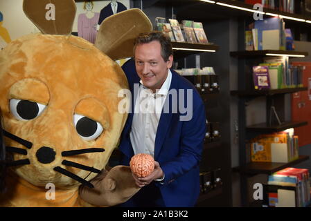 Köln, Deutschland. 25 Sep, 2019. Eckart von Hirschhausen wirft mit der Maus auf der Pressekonferenz für die ARD-Themenwoche 2019, der sich mit der "Zukunft der Bildung" vom 9. bis 16. November. Credit: Horst Galuschka/dpa/Alamy leben Nachrichten Stockfoto