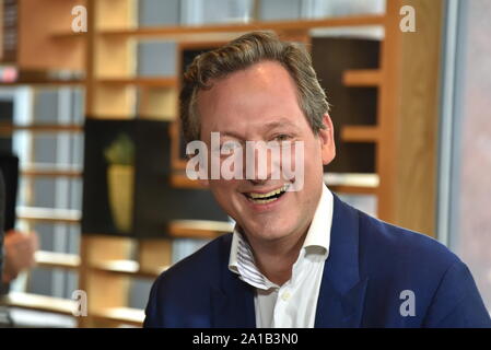 Köln, Deutschland. 25 Sep, 2019. Eckart von Hirschhausen stellt auf der Pressekonferenz für die ARD-Themenwoche 2019, der sich mit der "Zukunft der Bildung" vom 9. bis 16. November. Credit: Horst Galuschka/dpa/Alamy leben Nachrichten Stockfoto