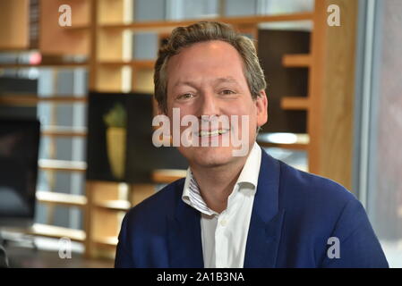 Köln, Deutschland. 25 Sep, 2019. Eckart von Hirschhausen stellt auf der Pressekonferenz für die ARD-Themenwoche 2019, der sich mit der "Zukunft der Bildung" vom 9. bis 16. November. Credit: Horst Galuschka/dpa/Alamy leben Nachrichten Stockfoto