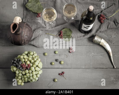 Eine Flasche Wein, Trauben und Wein in eine Karaffe und Gläser. Stockfoto