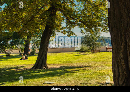 Warmen Nachmittag am Grebovka Park in Prag im Sommer Menschen entspannend und großen Bäumen Stockfoto