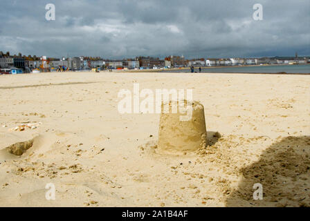 Weymouth. 25. September 2019. UK Wetter. Ein einsamer Sandcastle sitzt auf Weymouth Sands, unter bedrohlichen Gewitterwolken. Credit: stuart Hartmut Ost/Alamy leben Nachrichten Stockfoto
