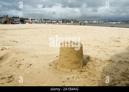 Weymouth. 25. September 2019. UK Wetter. Ein einsamer Sandcastle sitzt auf Weymouth Sands, unter bedrohlichen Gewitterwolken. Credit: stuart Hartmut Ost/Alamy leben Nachrichten Stockfoto