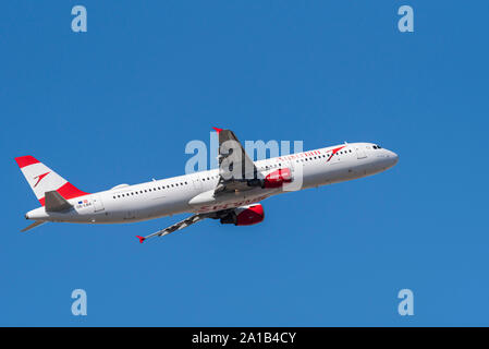 Austrian Airlines Airbus A321 Jet Airliner Flugzeug OE-LBA startet vom Flughafen London Heathrow, London, UK, in blauem Himmel Stockfoto