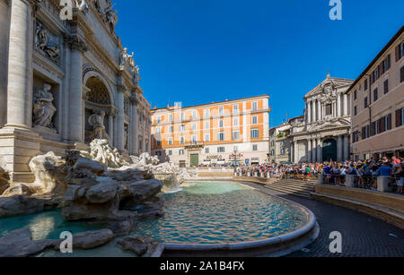 Rom, Italien, 16. August 2019: Touristen, die in der grössten Trevi-Brunnen in Rom. Stockfoto