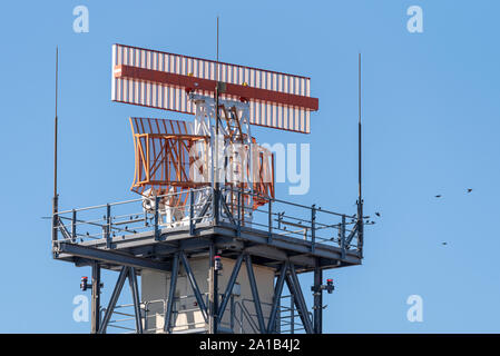 Eine Radarantenne in Betrieb am Flughafen London Heathrow, London, Großbritannien. Vögel auf Struktur und Fliegen Stockfoto