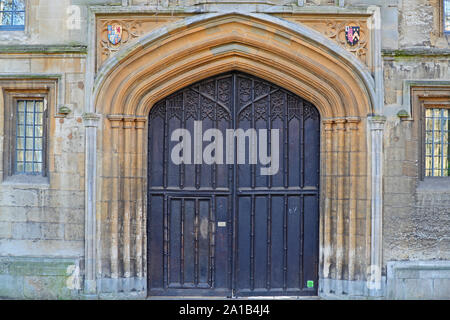 Eingang von St John's College der Universität Oxford von St Giles', der die Hochschule das königliche Wappen von James 1. von England oder Schottland 6. Stockfoto