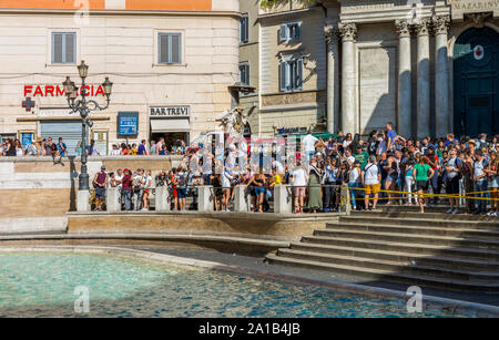 Rom, Italien, 16. August 2019: Touristen, die in der grössten Trevi-Brunnen in Rom. Stockfoto