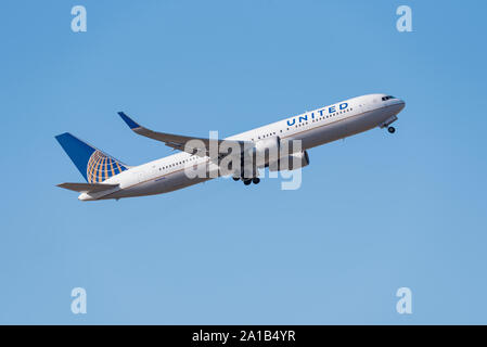 United Airlines Boeing 767 Jet Airliner Flugzeug N658UA startet vom Flughafen London Heathrow, London, UK, in blauem Himmel Stockfoto