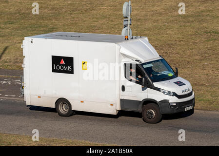 Loomis Sicherheit Fahrzeug van Fahren auf der Straße in der Nähe von Heathrow, London, Großbritannien. Cash Handling Company. Früher Loomis, Fargo & CoSpace für Kopie Stockfoto