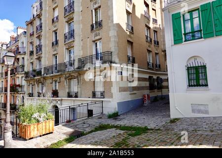 Straße, Gebäude, Nachbarschaft in Montmartre mit grünen Fensterläden und zwei verschiedene Arten von Balkonen, Paris, Frankreich Stockfoto