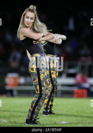 Post Falls High School Dance Team, das während eines Fußballspiels in Post Falls, Idaho, auftrat. Stockfoto