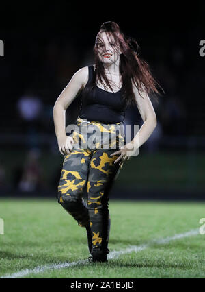 Post Falls High School Dance Team, das während eines Fußballspiels in Post Falls, Idaho, auftrat. Stockfoto