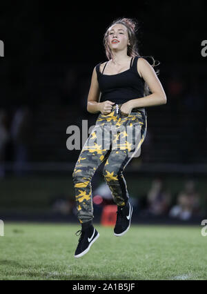 Post Falls High School Dance Team, das während eines Fußballspiels in Post Falls, Idaho, auftrat. Stockfoto