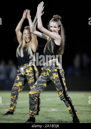 Post Falls High School Dance Team, das während eines Fußballspiels in Post Falls, Idaho, auftrat. Stockfoto