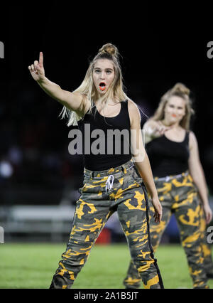 Post Falls High School Dance Team, das während eines Fußballspiels in Post Falls, Idaho, auftrat. Stockfoto