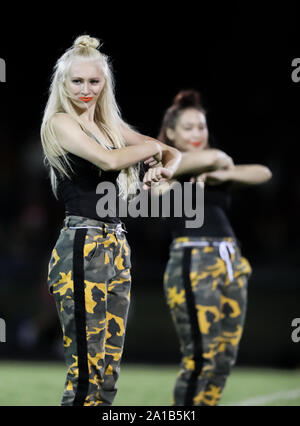 Post Falls High School Dance Team, das während eines Fußballspiels in Post Falls, Idaho, auftrat. Stockfoto