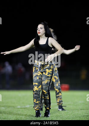 Post Falls High School Dance Team, das während eines Fußballspiels in Post Falls, Idaho, auftrat. Stockfoto