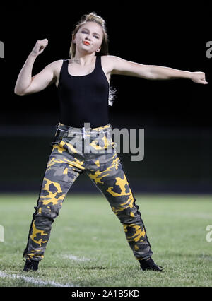 Post Falls High School Dance Team, das während eines Fußballspiels in Post Falls, Idaho, auftrat. Stockfoto