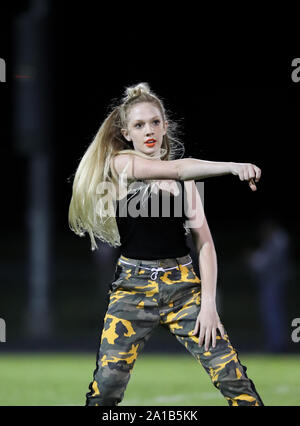 Post Falls High School Dance Team, das während eines Fußballspiels in Post Falls, Idaho, auftrat. Stockfoto