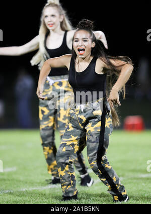 Post Falls High School Dance Team, das während eines Fußballspiels in Post Falls, Idaho, auftrat. Stockfoto