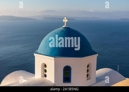 Kirche des Hl. Nikolaos eines der blauen Kuppeln der Kirchen in Oia, Santorini Stockfoto