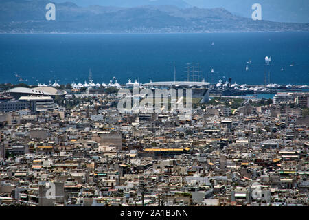 Athen, Griechenland, JUN 04,2016. Stadt Athen in ihrer Größe vom Hügel der Musen beobachtet. Stockfoto