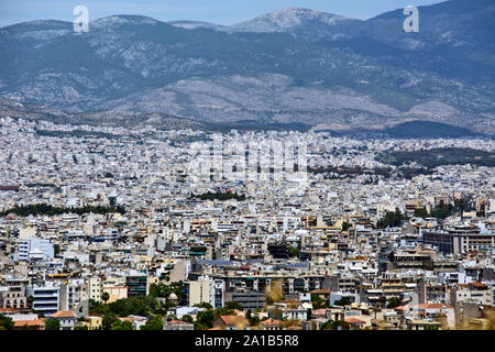 Athen, Griechenland, JUN 04,2016. Stadt Athen in ihrer Größe vom Hügel der Musen beobachtet. Stockfoto