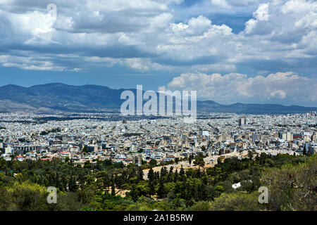 Athen, Griechenland, JUN 04,2016. Stadt Athen in ihrer Größe vom Hügel der Musen beobachtet. Stockfoto