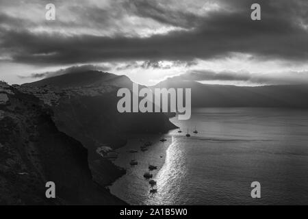 Schwarz-weiß Bild von Sonnenaufgang über Oia Stockfoto