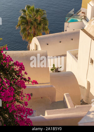 Steilen Pfad zwischen Apartments und Hotels in Oia, Santorini Stockfoto