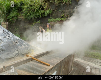 Taiping Berg, Taiwan - 15. Oktober 2016: Eier und Gemüse im Wasser der heißen Quellen in Taiwan gekocht wird. Jioujhihze Hot Spring (Lenzhir H Stockfoto