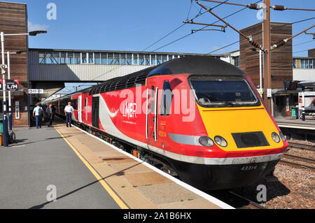 LNER livrierten HST Diesel Power Auto 43314 Tails ein northbound Express, Peterborough, Cambridgeshire, England, Großbritannien Stockfoto