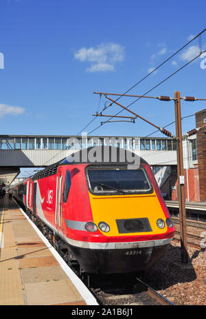 LNER livrierten HST Diesel Power Auto 43314 Tails ein northbound Express, Peterborough, Cambridgeshire, England, Großbritannien Stockfoto