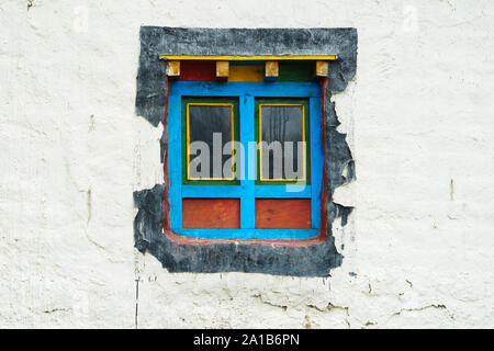 Bunte Fenster auf einem tibetischen Stil Haus, Upper Mustang, Nepal. Stockfoto