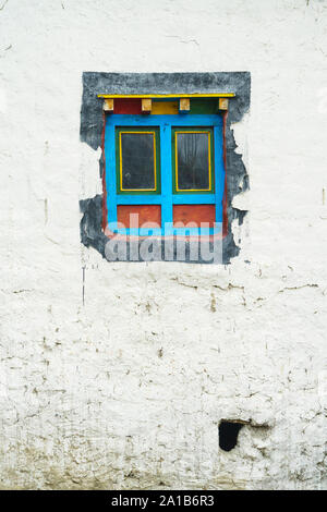 Bunte Fenster auf einem tibetischen Stil Haus, Upper Mustang, Nepal. Stockfoto