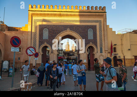 Das blaue Tor Bab Abi al-Jounoud oder Bab Bou Jeloud ist eine reich verzierte Stadttor und die wichtigsten westlichen Eingang zu Fes el Bali, die Altstadt von Fez, Marokko Stockfoto