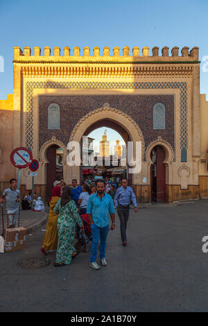 Das blaue Tor Bab Abi al-Jounoud oder Bab Bou Jeloud ist eine reich verzierte Stadttor und die wichtigsten westlichen Eingang zu Fes el Bali, die Altstadt von Fez, Marokko Stockfoto